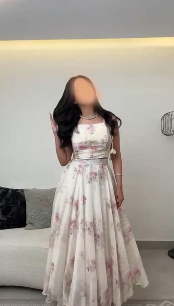 تنورة وبلوزة مورد