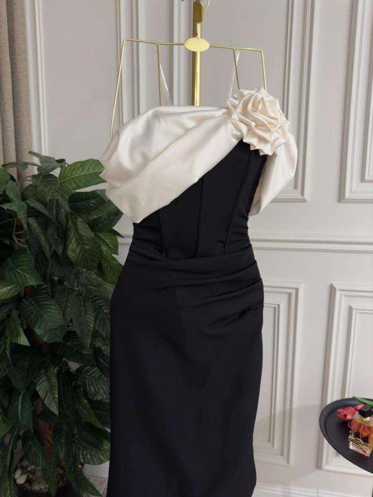 Black fitted dress decorated with a flower
