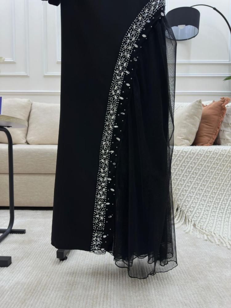 Elegant and eye-catching evening dress with sophisticated embroidery