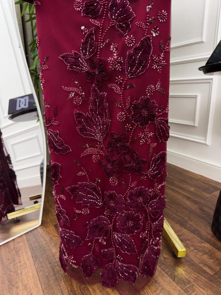 Elegant dress with gold embroidery