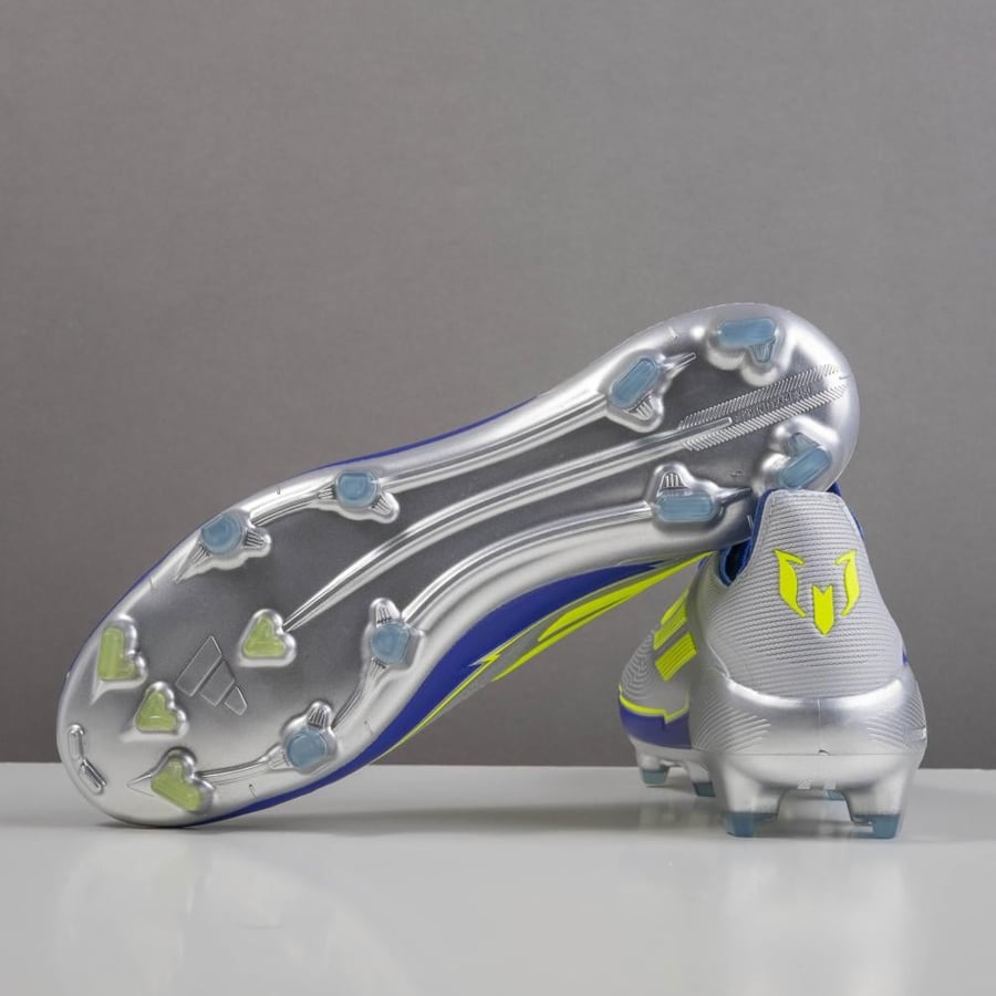 جزمة كرة قدم Adidas