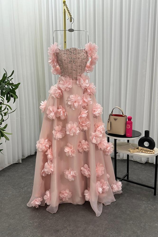 فستان سهرة وردي أنيق للمناسبات الفخمة