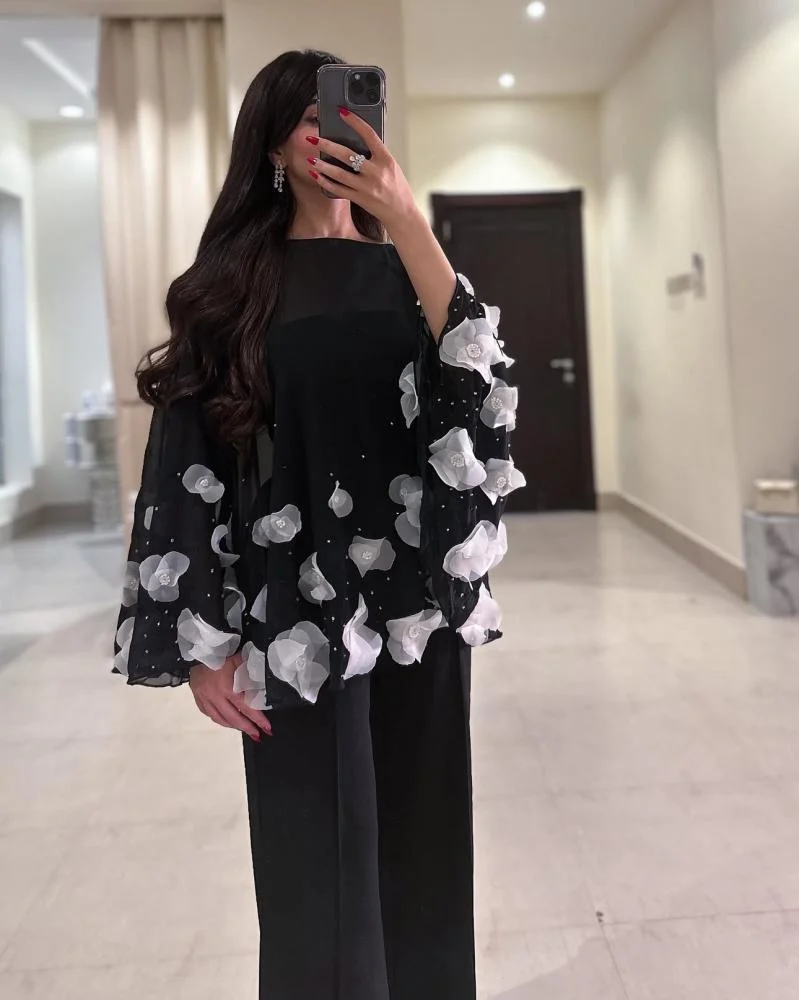 جمبسوت أسود أنيق بتصميم شفاف وزهور ثلاثية الأبعاد