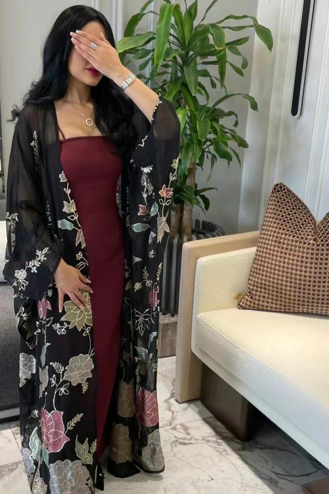 فستان عنابي أنيق مع رداء شفاف مطرّز بالورود