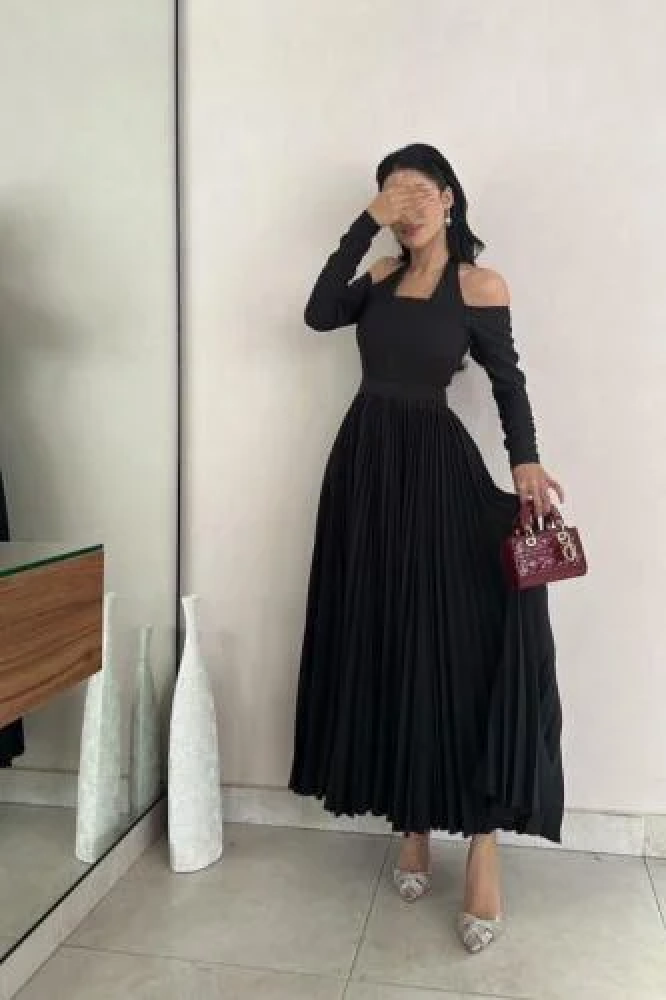 فستان أسود أنيق بتصميم كلاسيكي فاخر