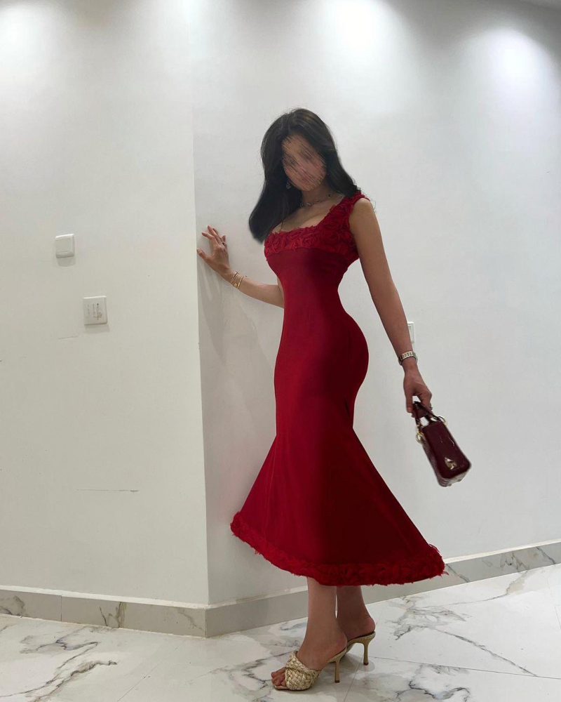فستان أحمر أنيق مزين بالورود