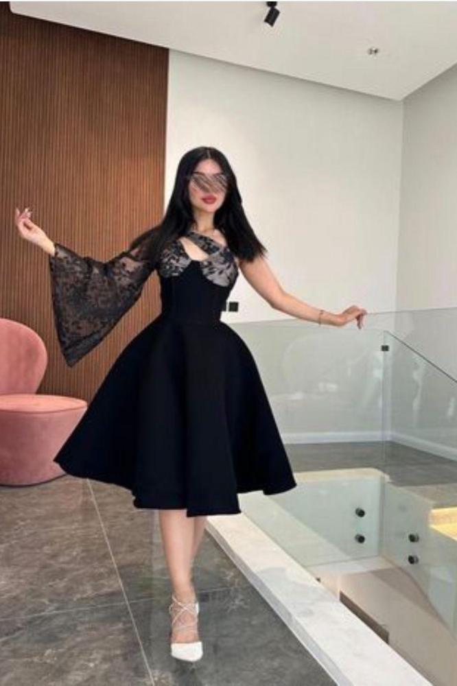 فستان أسود قصير بتصميم راقي بخامة باربي مع دانتيل
