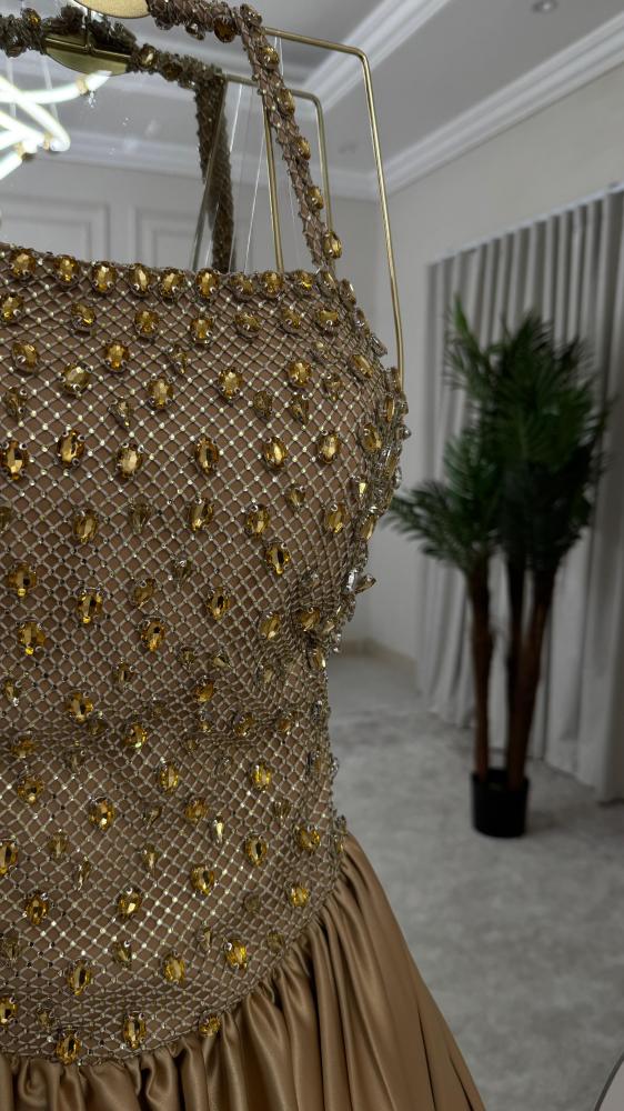 فستان سهرة انيق تفته بتطريز يدوي