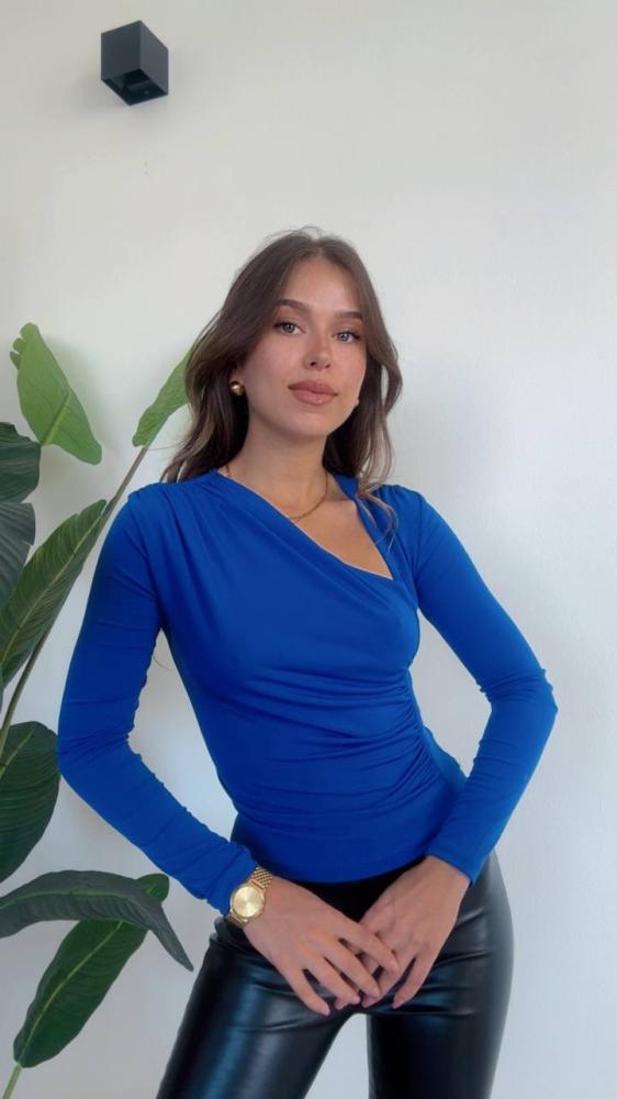 بلوزة نسائية مزمومة من الجنب بأكمام طويلة