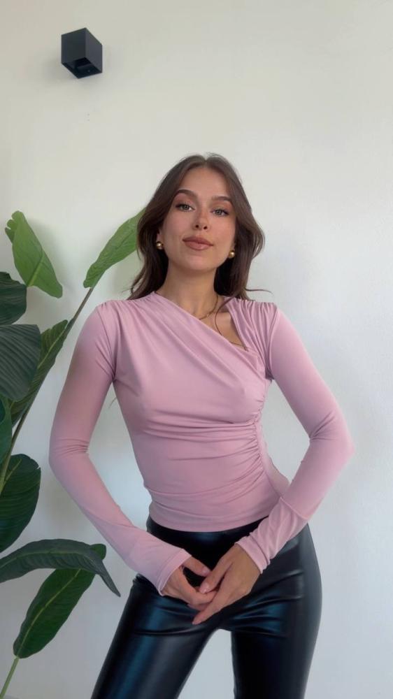 بلوزة نسائية مزمومة من الجنب بأكمام طويلة