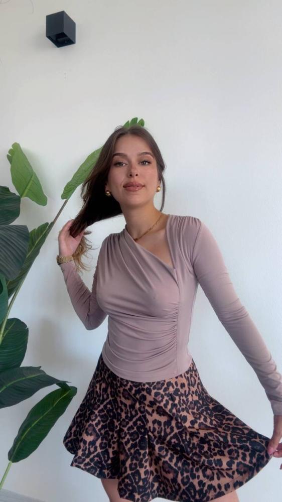 بلوزة نسائية مزمومة من الجنب بأكمام طويلة