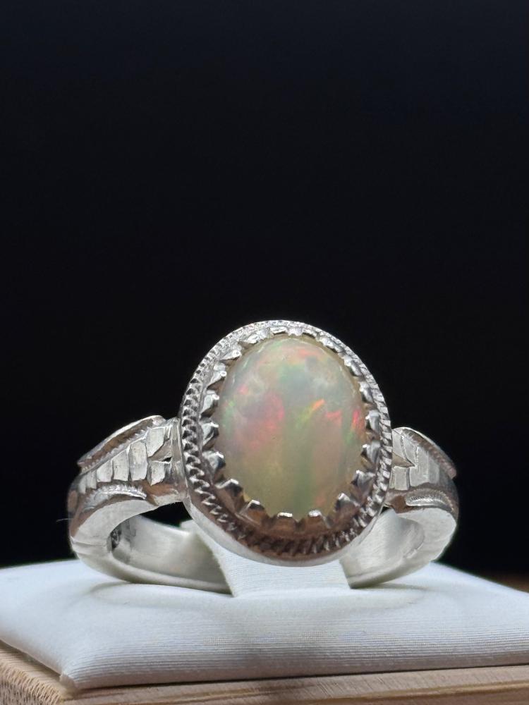 أوبال إثيوبي ابيض فاير عالي ملكي – فضة عيار 950Ethiopian white opal, high royal quality – 950 fine silver