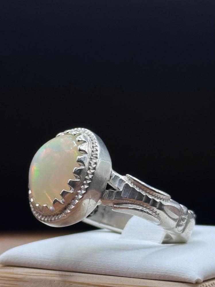 أوبال إثيوبي ابيض فاير عالي ملكي – فضة عيار 950Ethiopian white opal, high royal quality – 950 fine silver