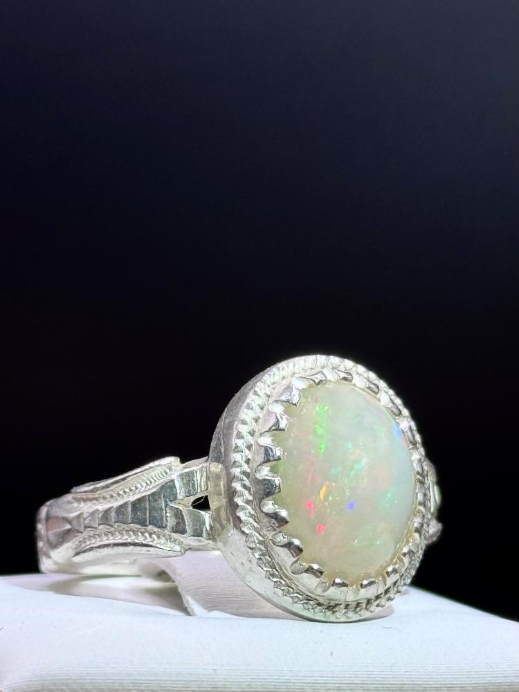 أوبال إثيوبي ابيض فاير عالي ملكي – فضة عيار 950Ethiopian white opal, high royal quality – 950 fine silver