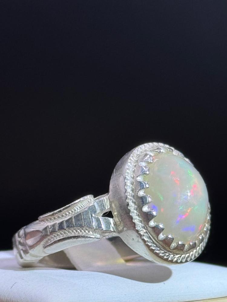 أوبال إثيوبي ابيض فاير عالي ملكي – فضة عيار 950Ethiopian white opal, high royal quality – 950 fine silver