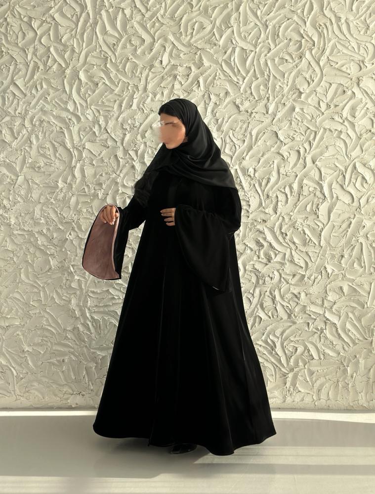 عباية مخمل اسود
