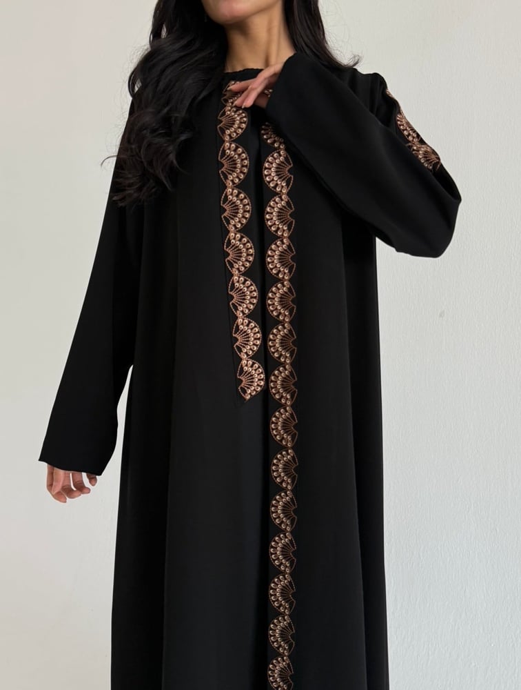 عباية كريب كوري بتطريز خاص
