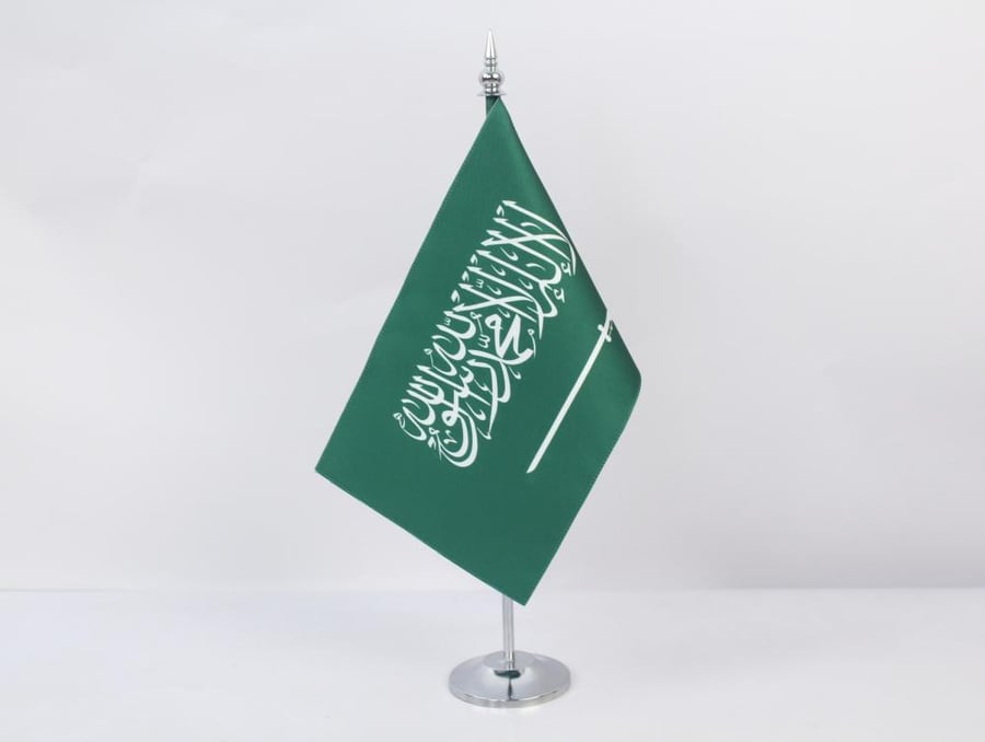 سارية على المكتب فضي
