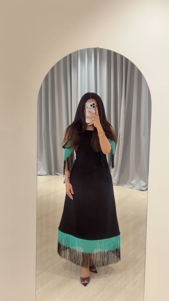 فستان اسود بهدب اخضر