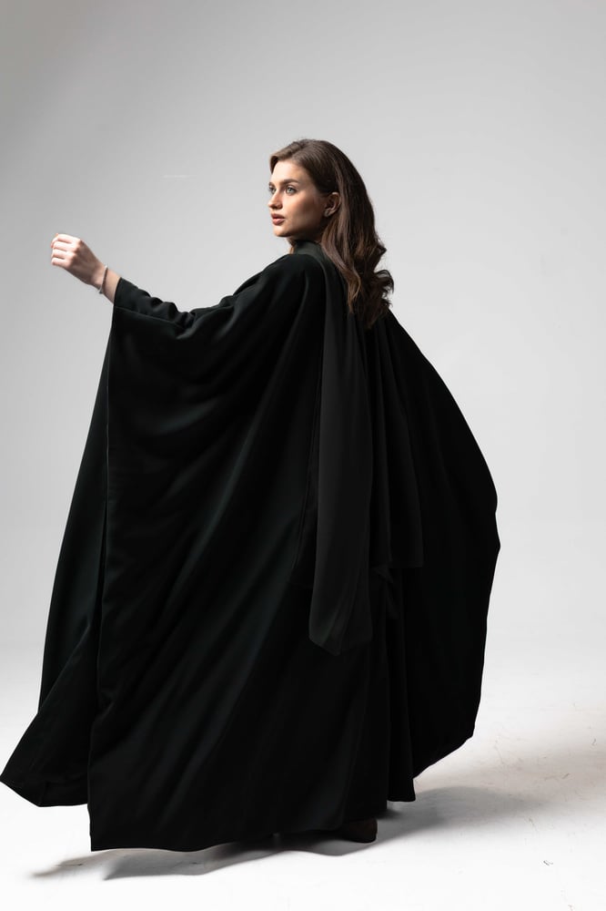 11. Olive Noir Bisht (طقم)