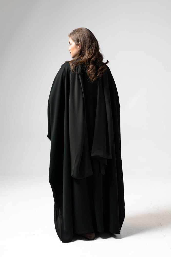 11. Olive Noir Bisht (طقم)