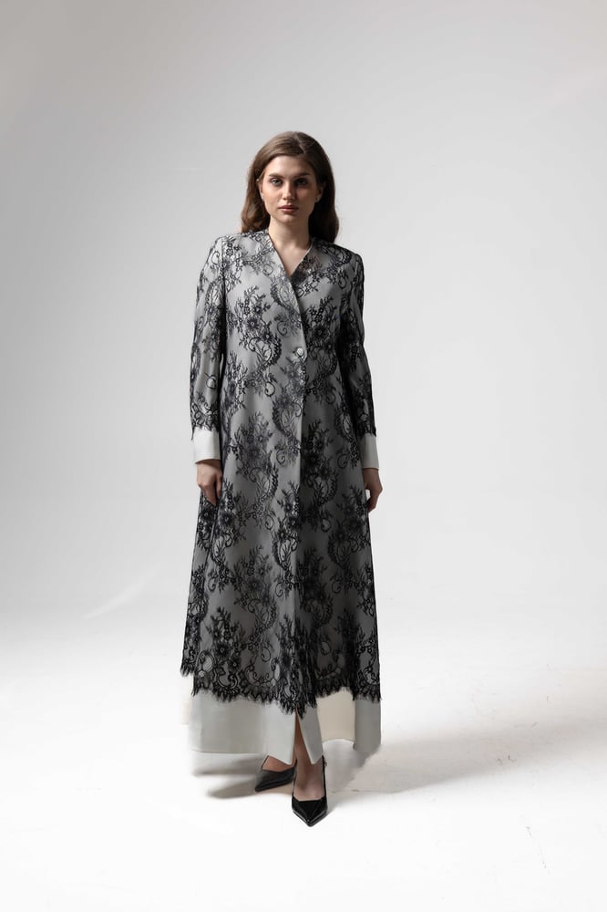 5. Ivory Lace Blazer Cloché (طقم)