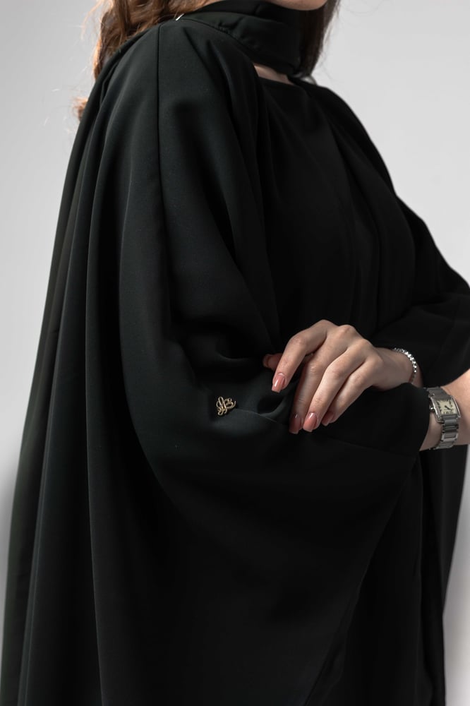 11. Olive Noir Bisht (طقم)