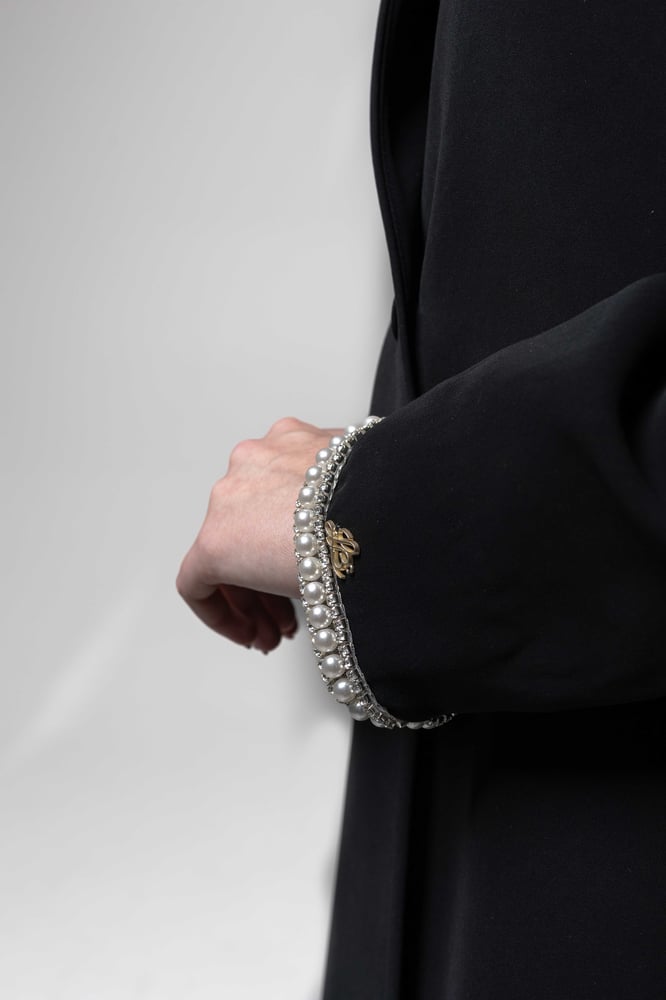 4. Noir Pearl Blazer Cloché (طقم)
