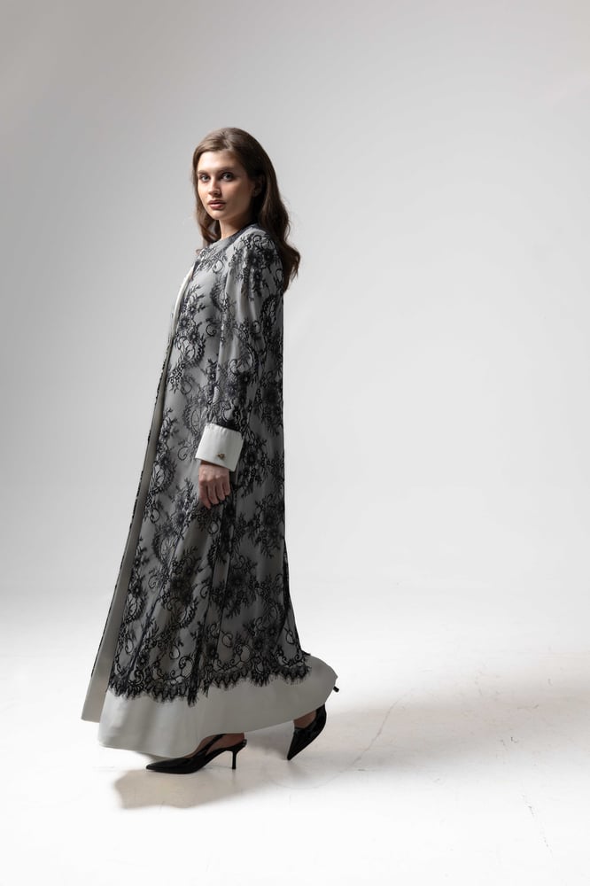5. Ivory Lace Blazer Cloché (طقم)