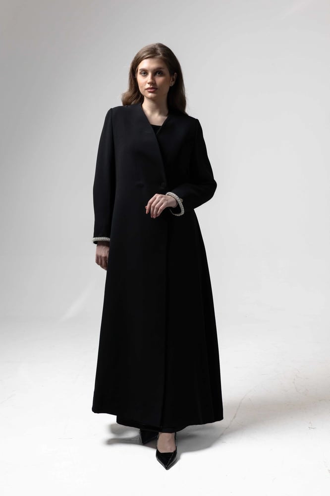 4. Noir Pearl Blazer Cloché (طقم)