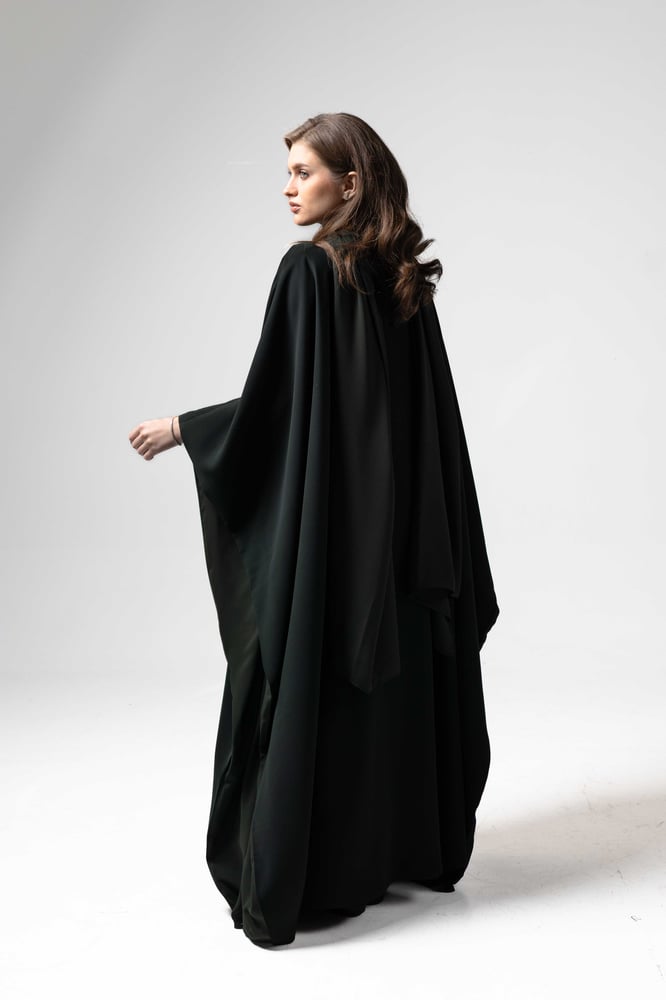 11. Olive Noir Bisht (طقم)