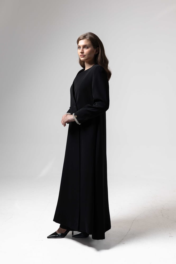 4. Noir Pearl Blazer Cloché (طقم)