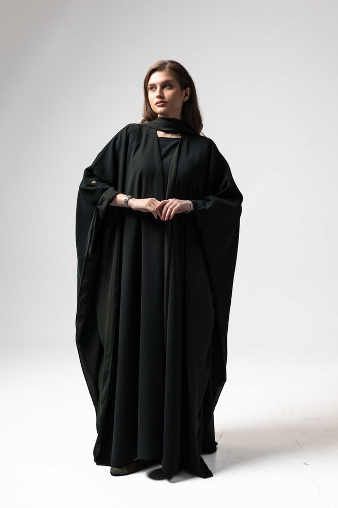 11. Olive Noir Bisht (طقم)