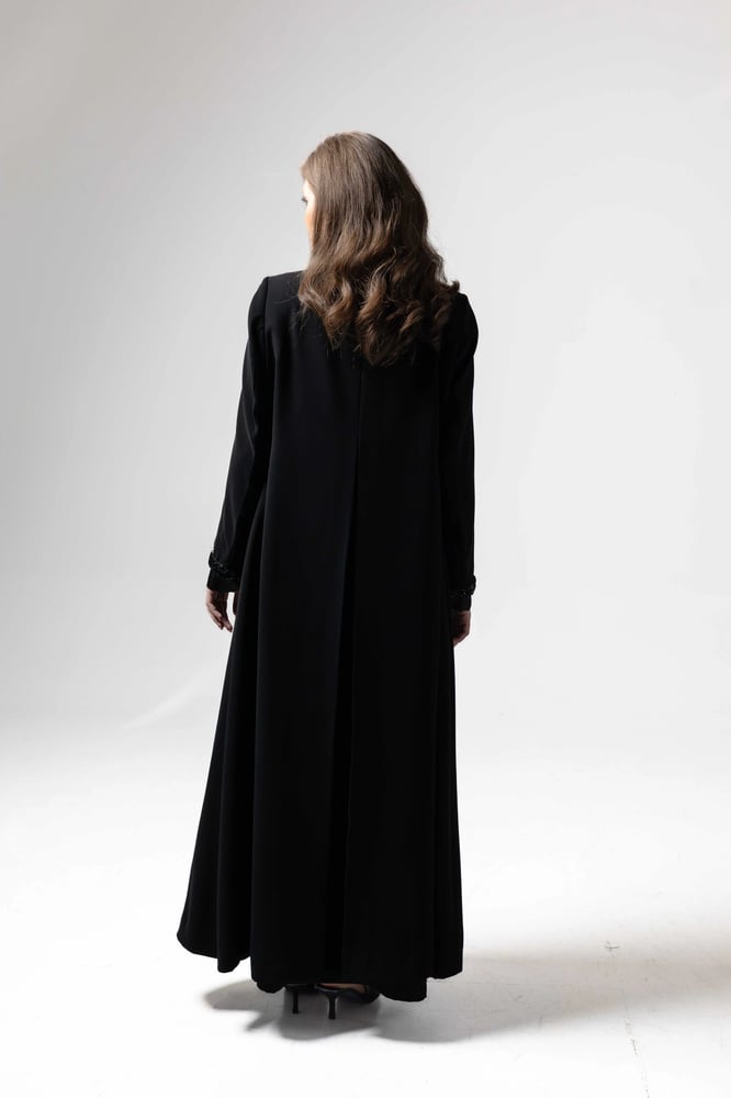 3. Obsidian Silk Blazer Cloché (طقم)
