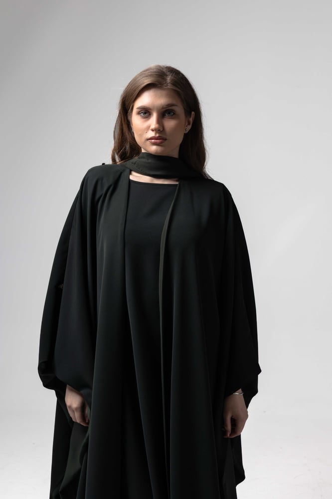 11. Olive Noir Bisht (طقم)