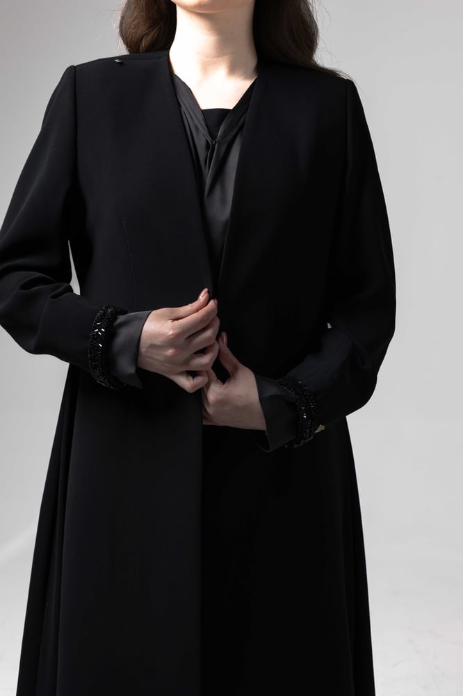 3. Obsidian Silk Blazer Cloché (طقم)