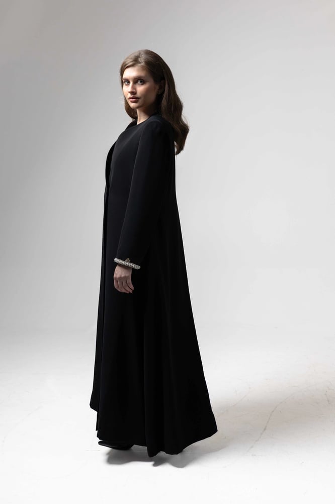4. Noir Pearl Blazer Cloché (طقم)
