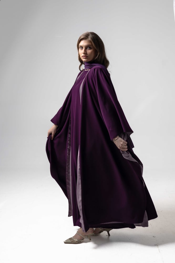 10. Amethyst Bisht (طقم)