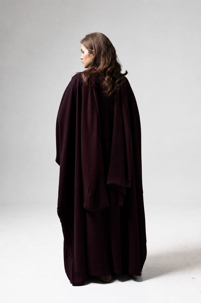14. Amber Burgundy Bisht (طقم)