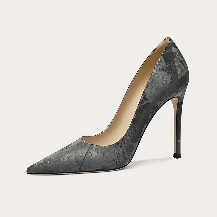 High heel shoe with elegant design and modern Chinese patterns