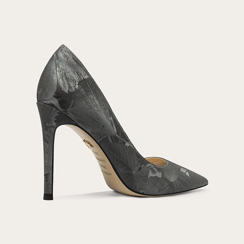 High heel shoe with elegant design and modern Chinese patterns