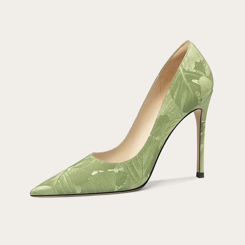 High heel shoe with elegant design and modern Chinese patterns