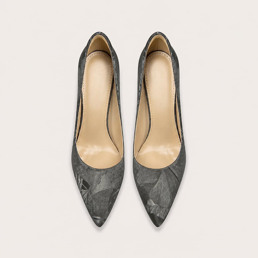 High heel shoe with elegant design and modern Chinese patterns