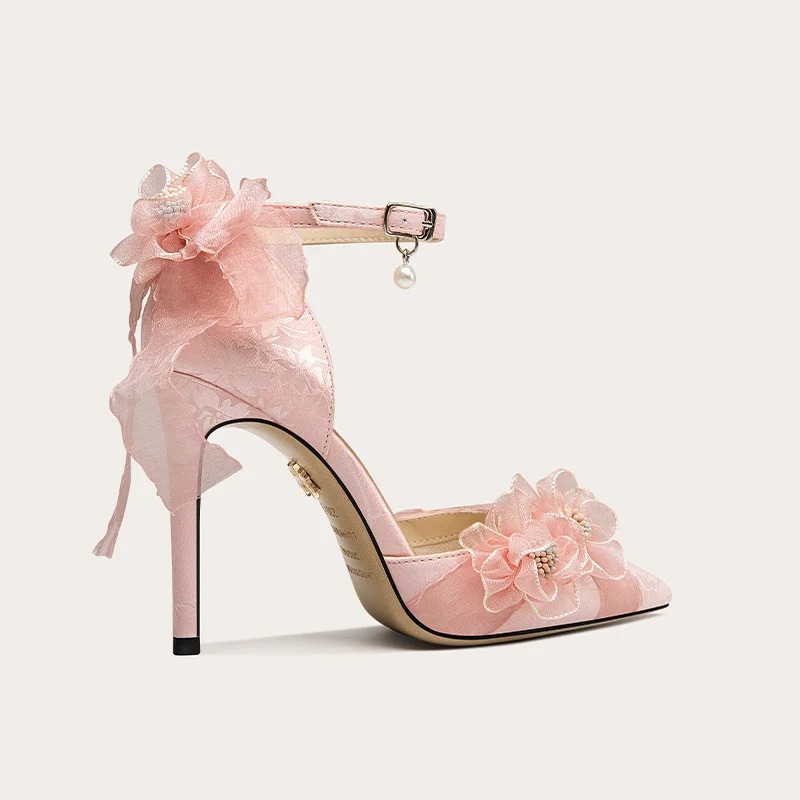 Elegant heel decorated with flowers
