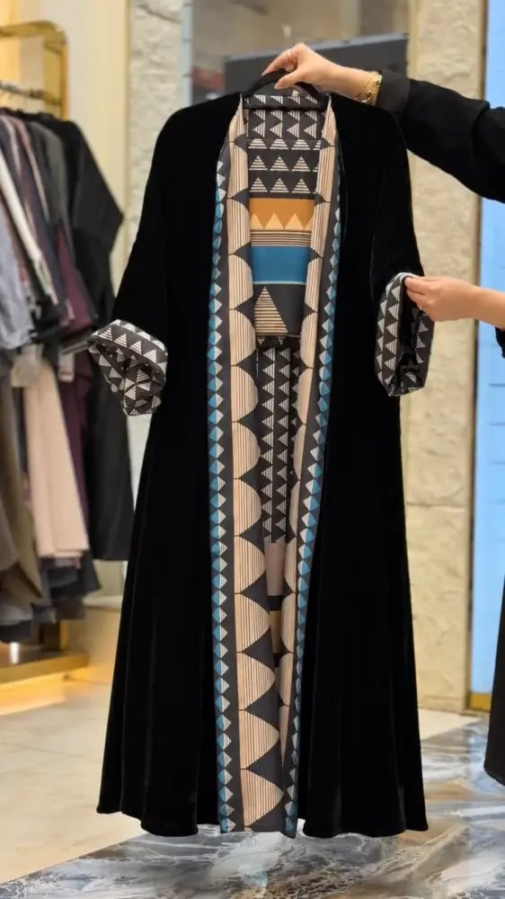 عباية دبل فيس مخمل أسود بنقشة هندسية