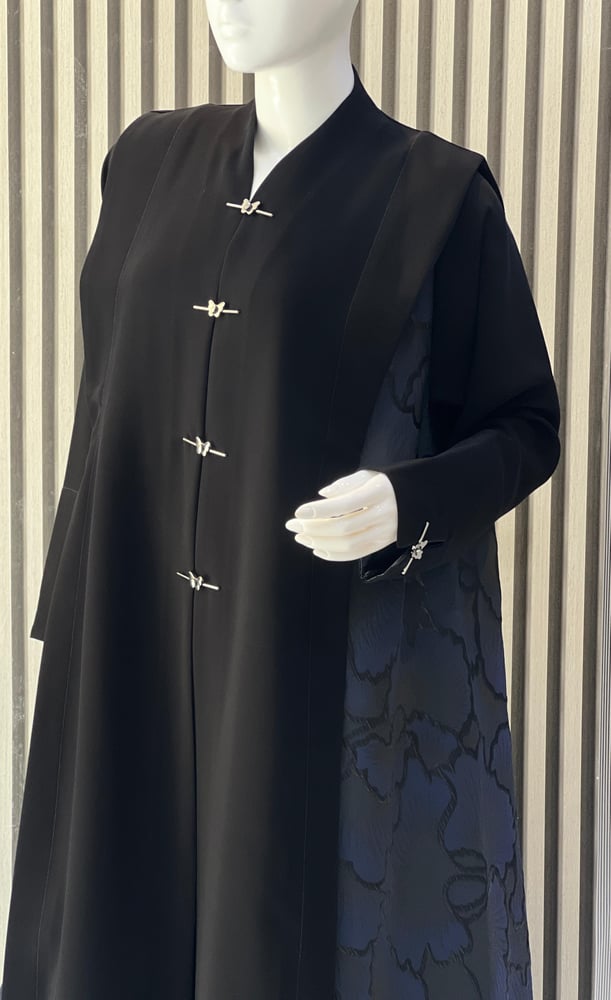 9062 عباية كلوش مشبك