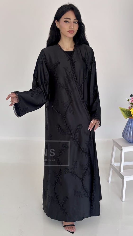9039 عباية تطريز ورد شك يدوي