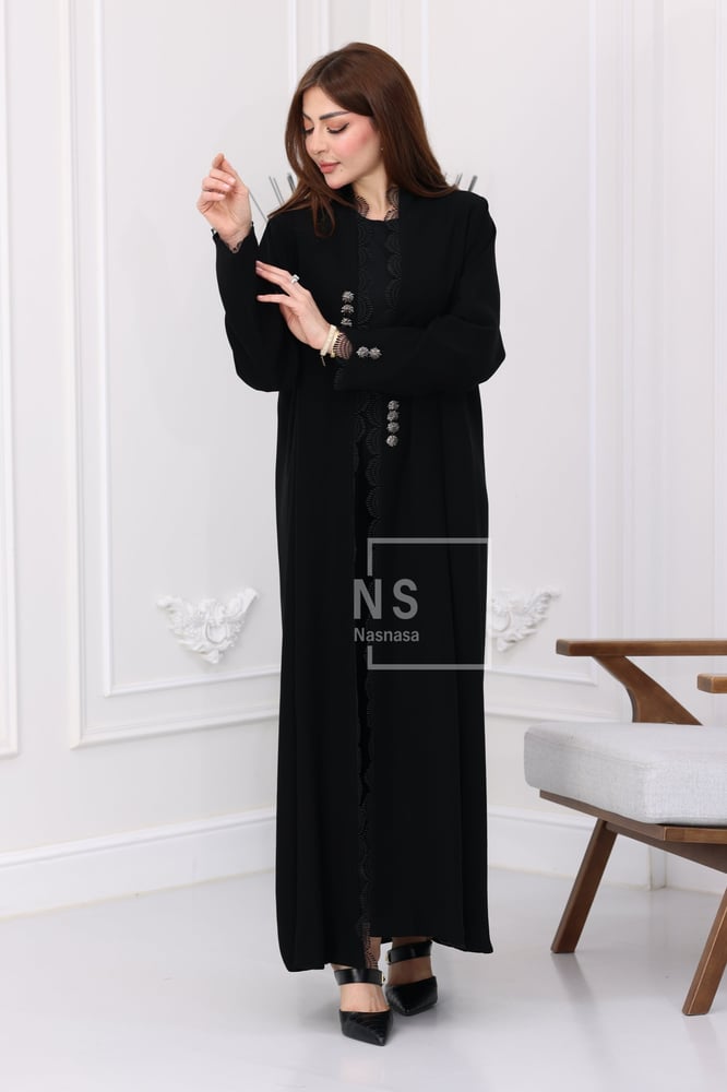 9018 عباية مبطّنة كلفة وأزرار معدنية
