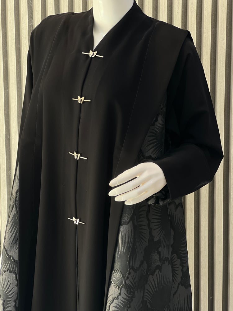 9062 عباية كلوش مشبك
