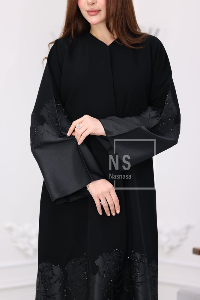 عباية مخرمة